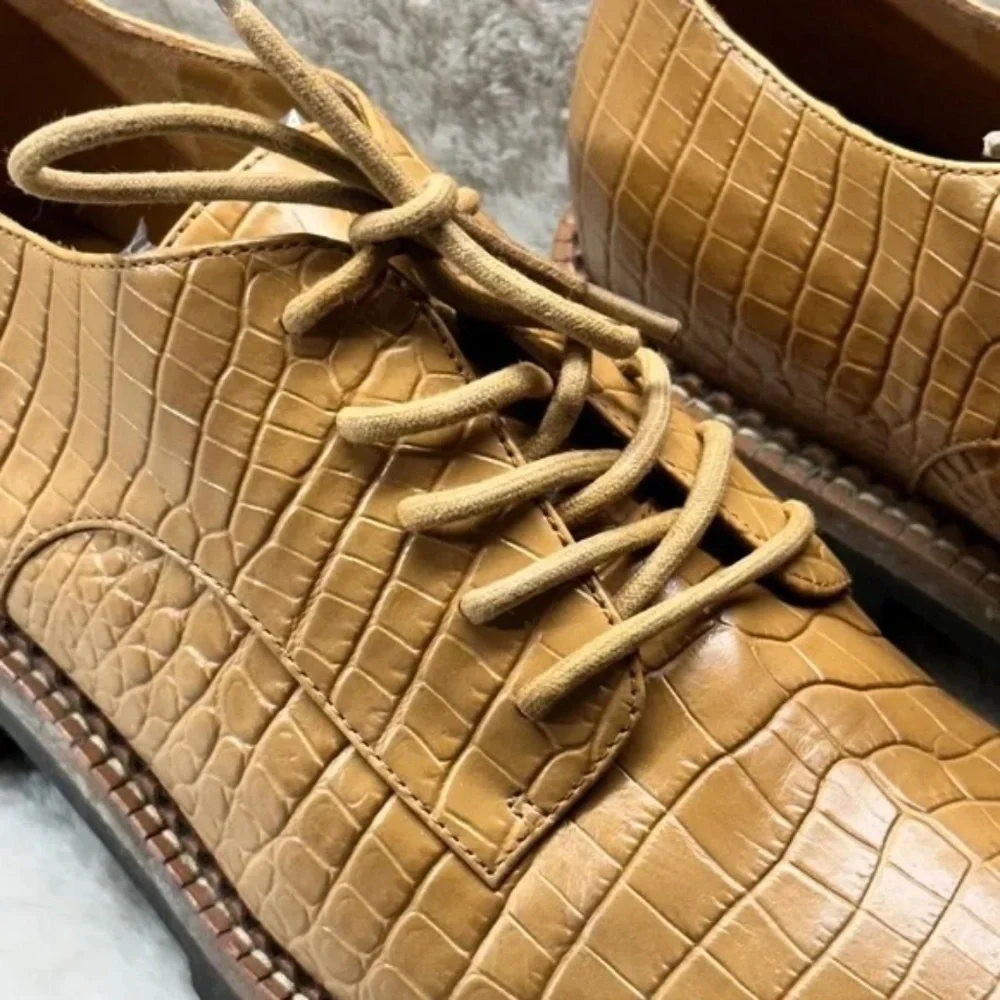 $375 VINCE Camilla Lug Platform Leather Embossed Derby in Tan - Size 10